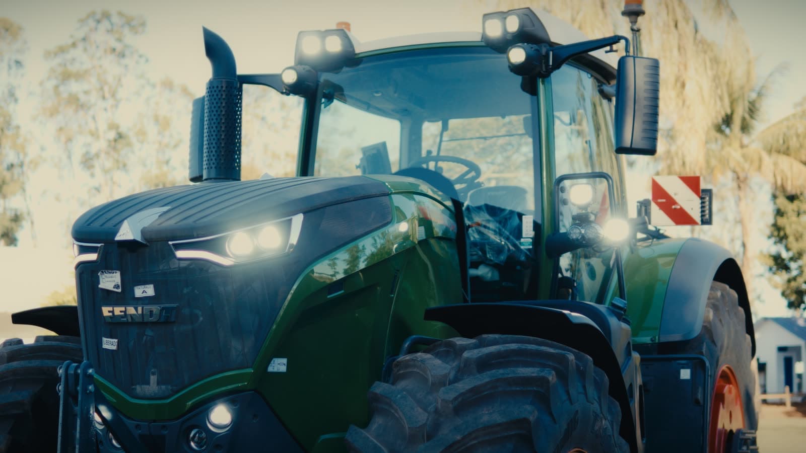 Trator visto de frente em campo aberto, do filme Entrega Técnica Joners para a Nossa Fendt.