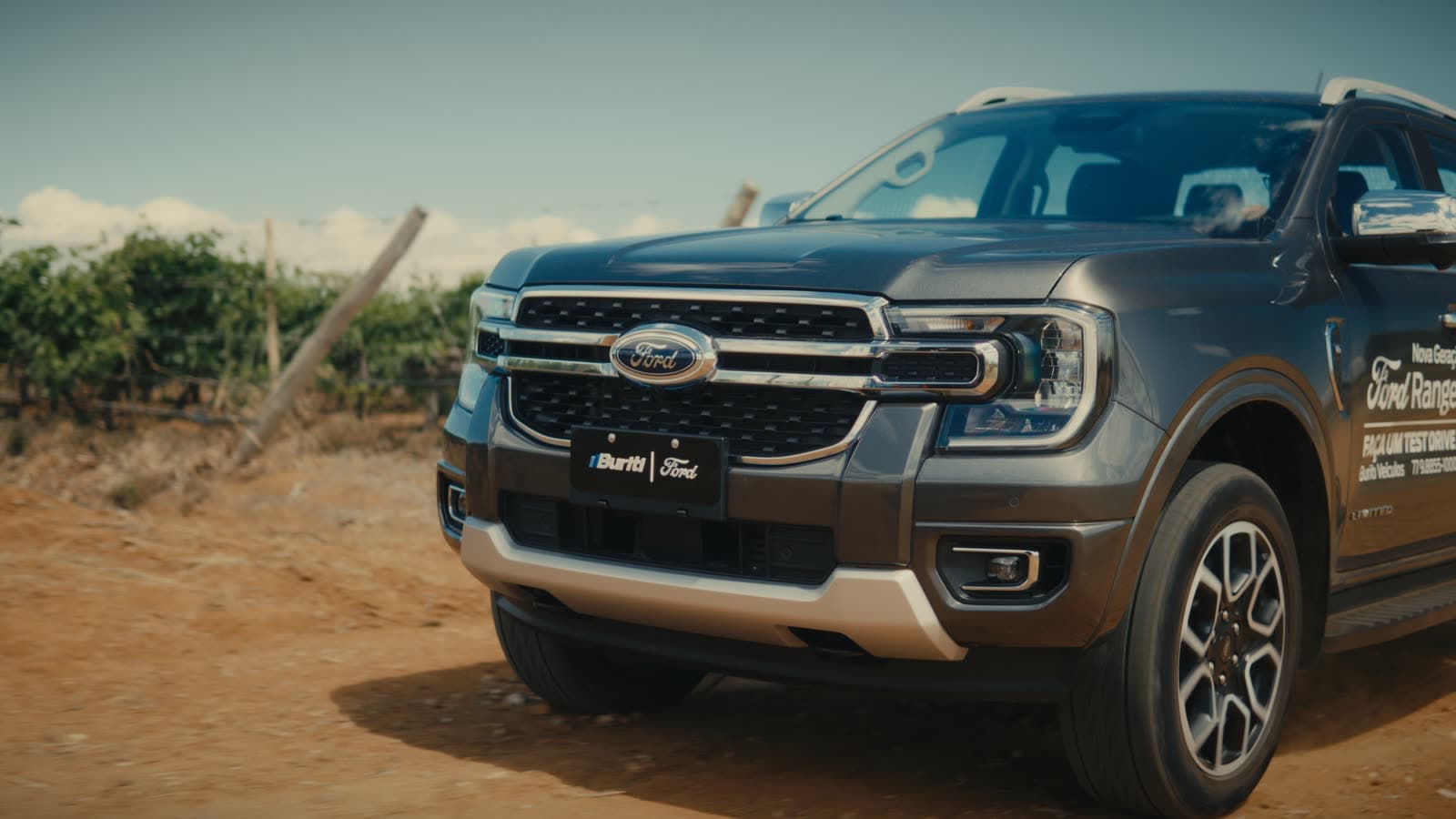 Picape Ford Ranger em estrada de terra levantando poeira, do filme Petrolina para a Ford Buriti.